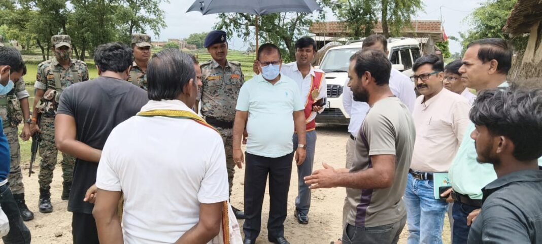 डायरिया प्रभावित गाँवों में डीएम श्रीकांत शास्त्री का दौरा जारी, किया निरीक्षण