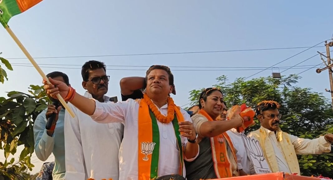 औरंगाबाद में सीएम रेखा गुप्ता का भव्य रोड शो, बीजेपी प्रत्याशी त्रिविक्रम नारायण सिंह के समर्थन में उमड़ा जनसैलाब