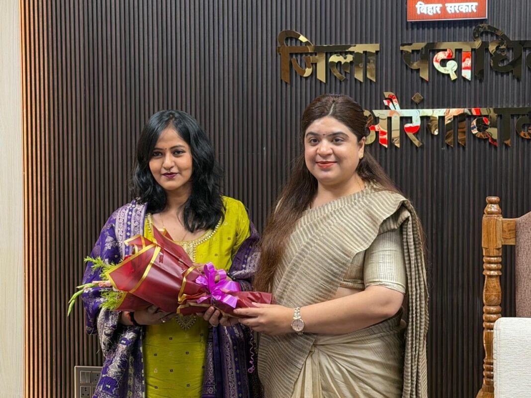 Upsc में 16 वां रैंक लाने वाली मोनिका श्रीवास्तव से मिलकर औरंगाबाद डीएम अभिलाषा शर्मा दी बधाई