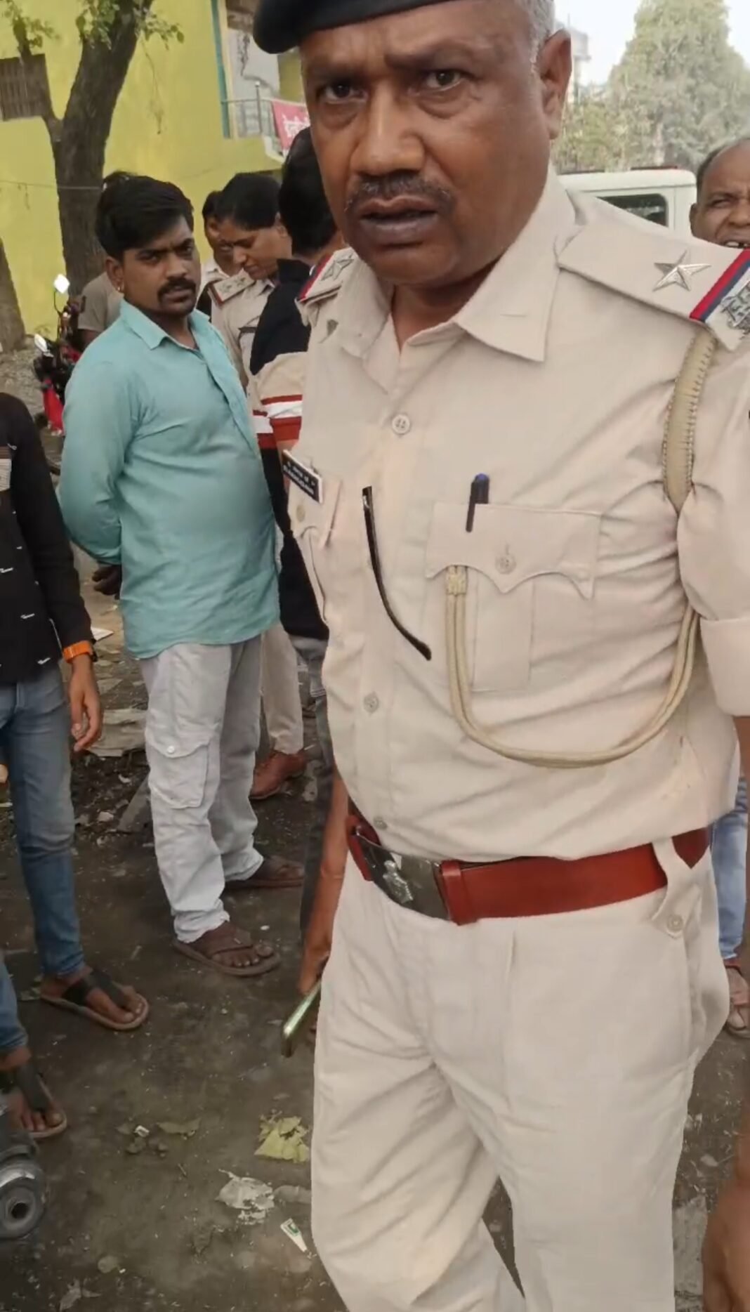 वाहन जांच के नाम पर आम लोगों से दादागिरी, अंबा थाने की पुलिस के चाल चरित्र और चेहरा बेनक़ाब